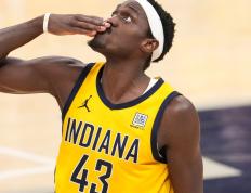 MK体育-包含西亚卡姆回归赛场，关键助攻首场状态亮眼，勇士观众沸腾！的词条